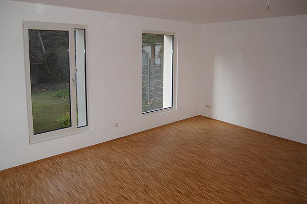 Ausgebauter Kellerraum mit Parkettboden