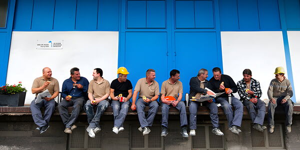 Das Opländer-Team bei der Pause vor der Halle