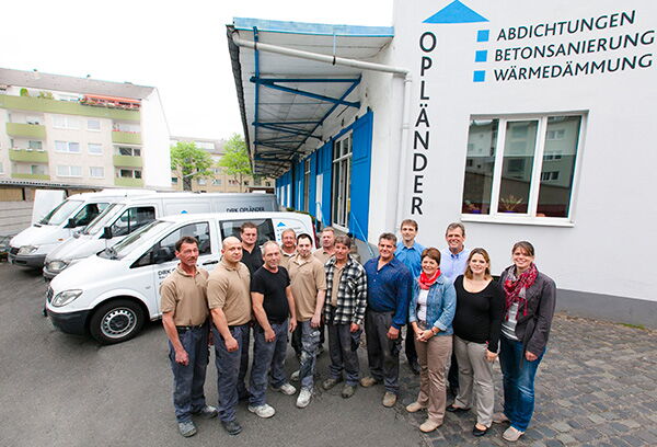Das Team der Opländer Bau-Ing. GmbH vor dem Betriebsgebäude